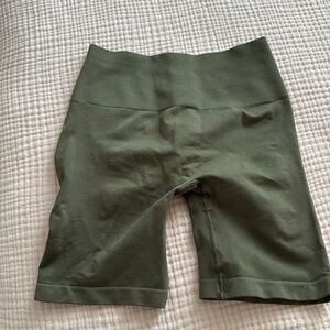 Alphalete amplify bike shorts